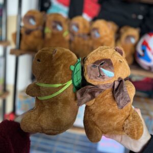 🧸 PELUCHES CAPIBARA CON MOÑO O MOCHILA (x1)