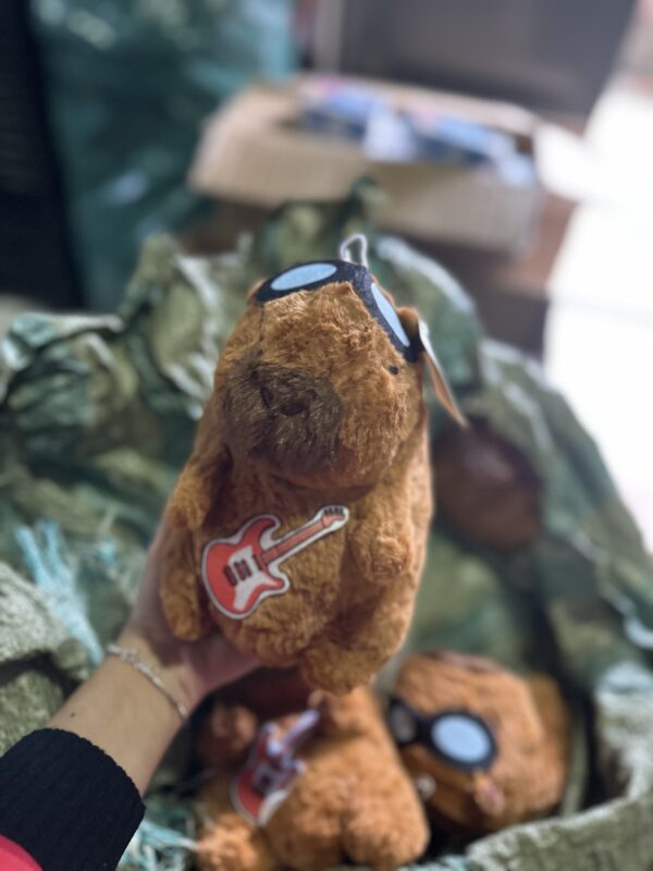 🧸 🎸PELUCHES CAPIBARA CON GUITARRA (x1) - Imagen 2