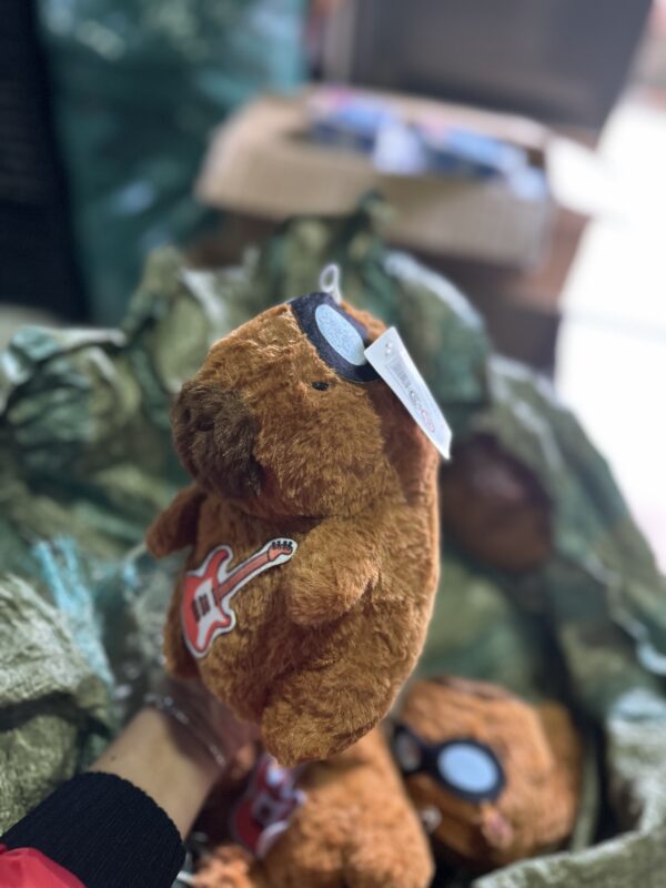 🧸 🎸PELUCHES CAPIBARA CON GUITARRA (x1)